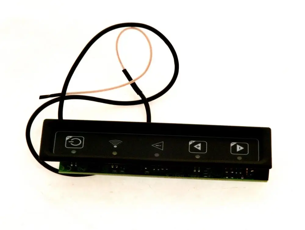 BOSCH Bedienfeld mit verschiedenen Tasten zur Steuerung, inklusive Power- und Steuerungsanzeigetasten, auf einer grünen Platine. Kabel für die Verbindung sichtbar.